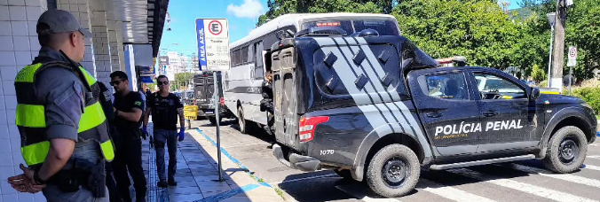 Apenados visitam agência da Caixa