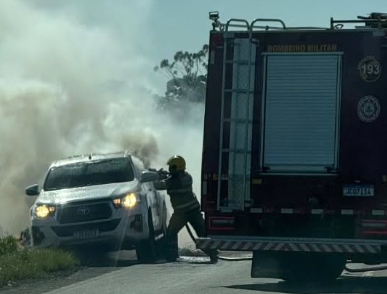 Caminhonete pega fogo na RST-101