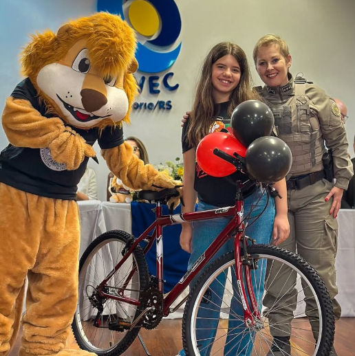 Centenas de estudantes participam de formatura do Proerd