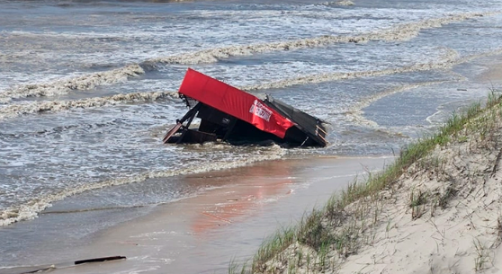Quiosque localizado na Praia de Tramandaí é arrastado devido a força das ondas.