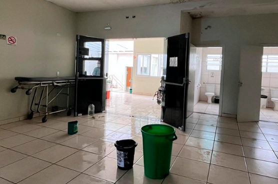 Chuva alagou salas do Pronto Atendimento de Saúde de Santa Terezinha (Imbé).