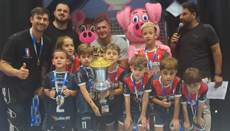 No duelo entre times do Abade, equipe A venceu B por 3 a 2 e se sagrou campeã na categoria Sub-08.