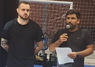 Assessor de Esporte Henrique Luz e organizador Pretinho durante entrega das premiações das categorias de Base.