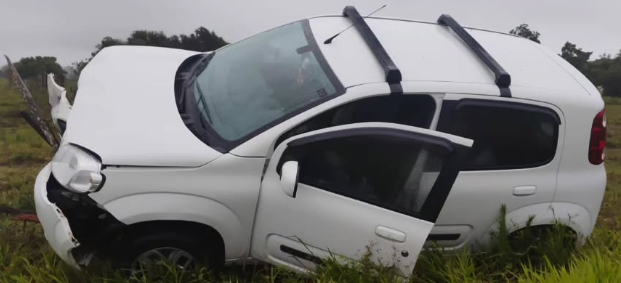 Automóvel acabou saindo da pista após aquaplanar no quilômetro 11 da rodovia.