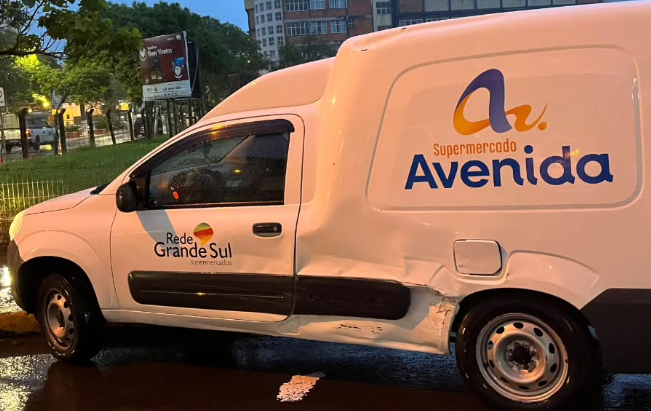 Colisão entre Ford Fusion e Fiorino ocorreu na região central do município.