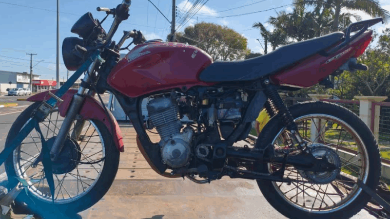 Motociclista é preso dirigindo sem habilitação