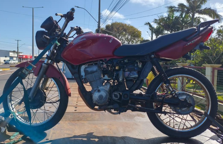Motociclista é preso dirigindo sem habilitação
