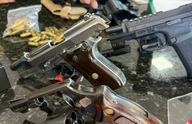 Policiais apreenderam armas, dezenas de munições e um automóvel na manhã de quinta (4).