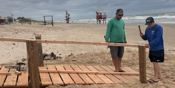 Passarelas de Atlântida Sul recebem manutenção