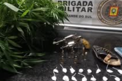 Policiais apreenderam dinheiro, objetos, um pé de maconha e dezenas de porções de drogas.