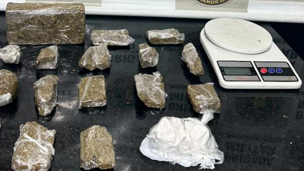 Policiais apreenderam objetos e mais de 2,9kg de entorpecentes em Tramandaí.