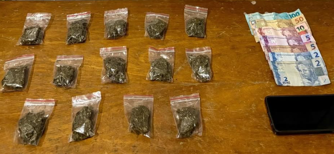 Homem foi detido em Pinhal com dinheiro, celular e 14 porções de maconha.