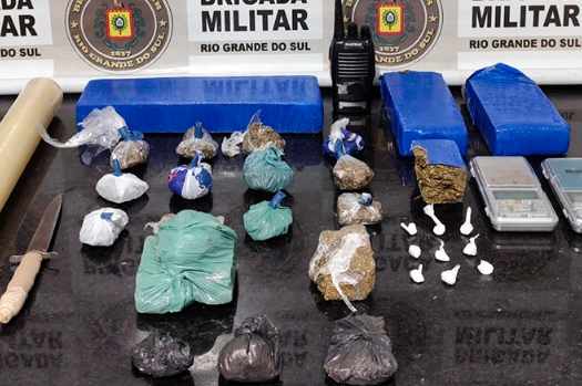 Policiais apreenderam objetos e mais de 2,9kg de entorpecentes em Tramandaí.