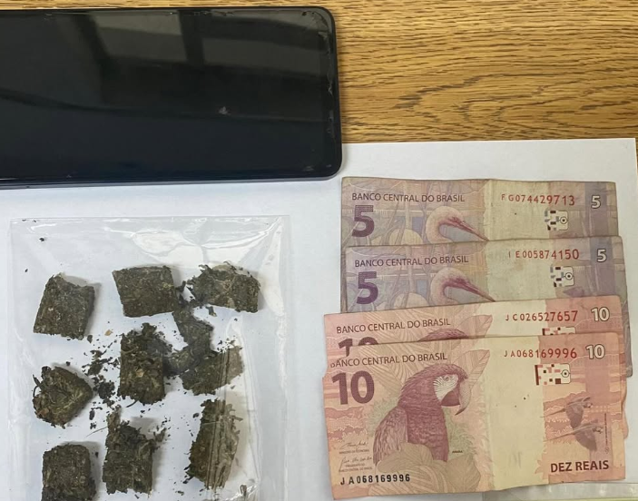 Ação em Osório apreendeu dinheiro, celular e 13 porções de maconha no Albatroz.