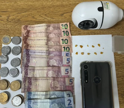 Ação em Osório apreendeu dinheiro, objetos e 10 porções de crack no bairro Medianeira.