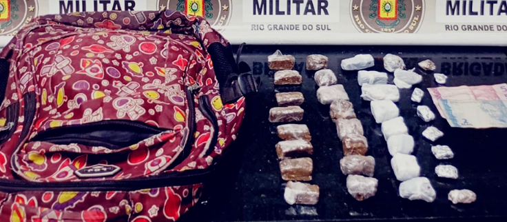 Policiais apreenderam dinheiro, uma moto, diversos objetos e cerca de 850g de drogas.