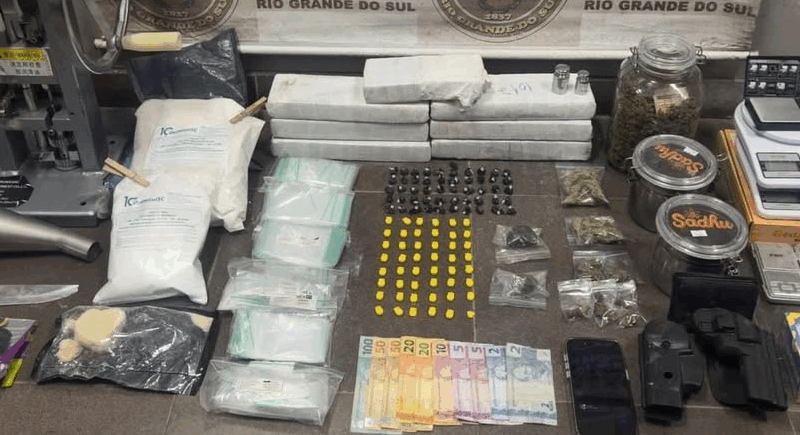 Cinco pessoas são presas e adolescente é apreendido por tráfico de drogas