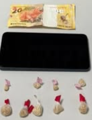 Indivíduo foi preso em Santo Antônio carregando dinheiro, celular e oito porções de crack.