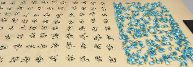 Homens foram detidos em Pinhal com celular e mais de 1,1 mil porções de entorpecentes.