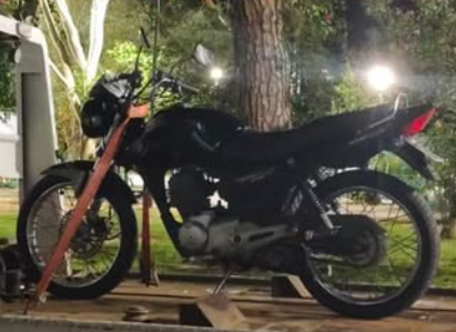 Dois homens foram presos na cidade de Torres trafegando em motocicleta furtada.