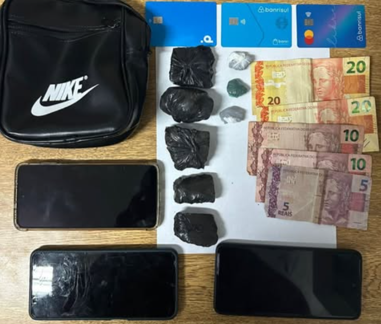 Ação em Osório apreendeu dinheiro, cartões, celulares e mais de 100g de crack.