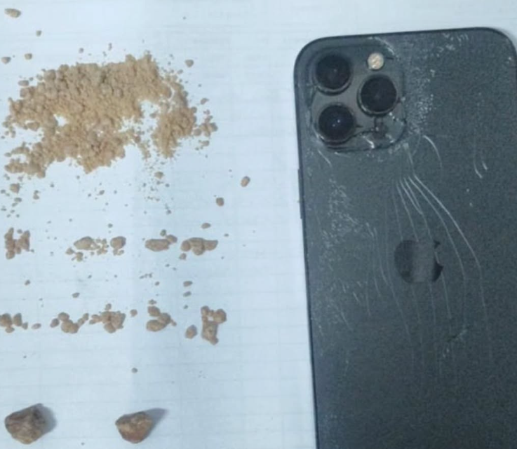 Policiais apreenderam porções de entorpecentes e um celular em ação em Osório.