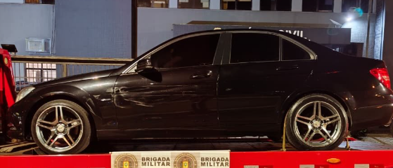 Ação em Capão apreendeu dinheiro, objetos, porções de entorpecentes e um automóvel.