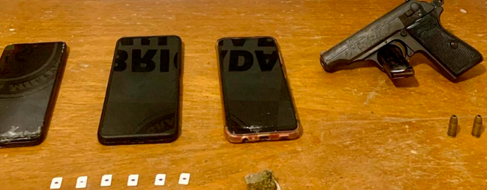 Homem foi preso em Cidreira com droga e objetos, incluindo uma arma e munições.