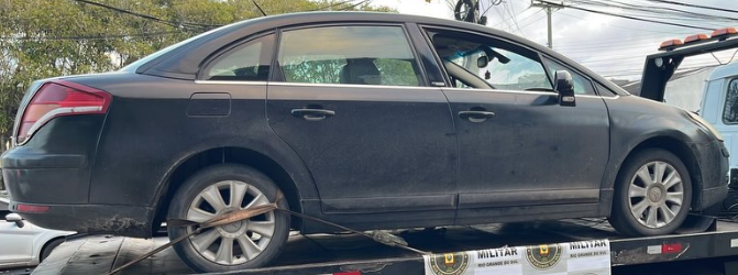 Criminoso foi detido em Capão da Canoa com celular roubado, simulacro de arma e automóvel com sinais de identificação alterados.