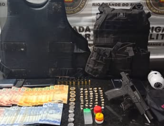 Policiais apreenderam dinheiro, objetos e porções de drogas em Tramandaí.