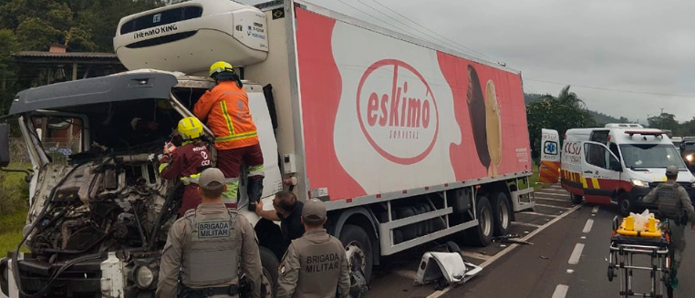 Caminhão que transportava sorvete colidiu na traseira de outro veículo na BR-101.