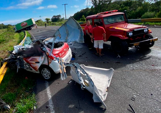 Homem acabou falecendo após bater o carro que dirigia contra um caminhão na ERS-389.