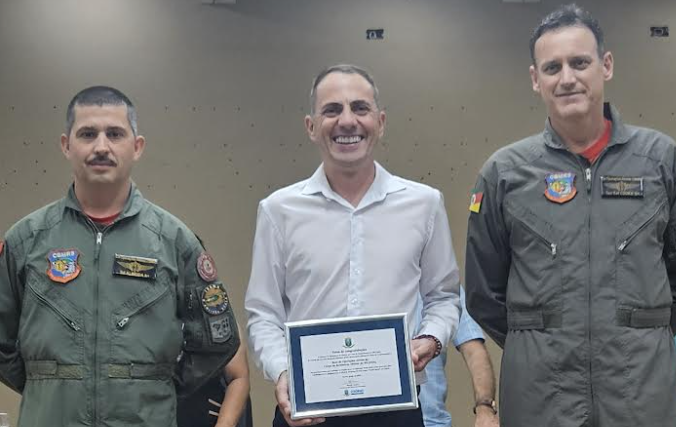 Vereadores entregam Votos de Congratulações