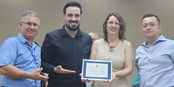 Vereador Lucas Azevedo ao lado dos extensionistas da Emater Osório: Claudionir (esquerda), Suzana e Alex (direita).