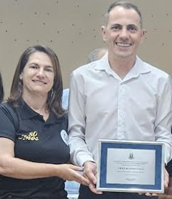 Diretora da Cordeiro de Farias, Carolina, ao lado do vereador Fernando.