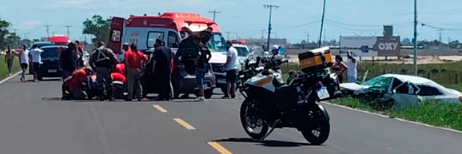 Colisão entre carros na Estrada do Mar deixou quatro pessoas feridas.
