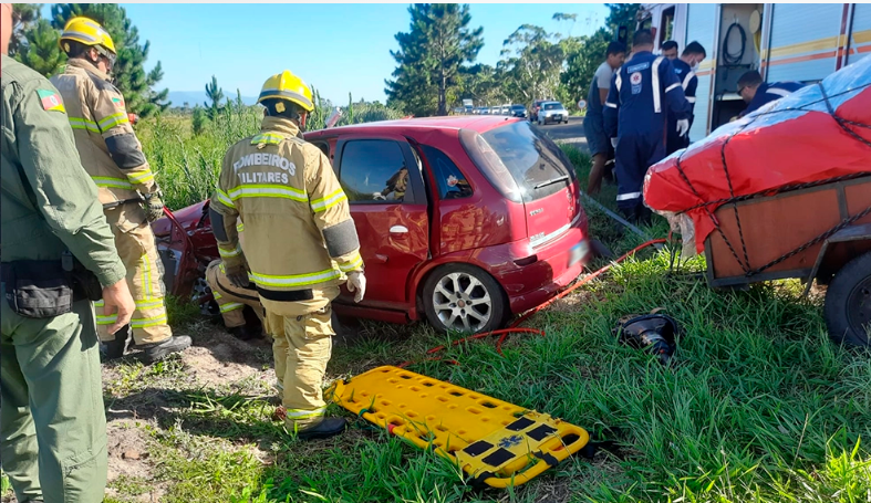 Colisão entre dois automóveis ocorreu no quilômetro 40 da Estrada do Mar.