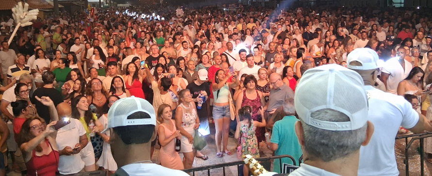 Público acompanhou as apresentações musicais na praia de Atlântida Sul.