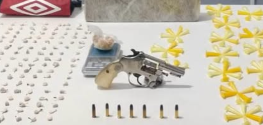 Policiais Militares apreenderam dinheiro, carro, objetos, incluindo armas e munições, além de aproximadamente 900 porções de entorpecentes.