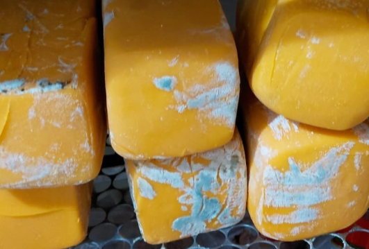 Produtos apreendidos durante ação de fiscalização estavam sem procedência, sem rótulo, com o prazo de validade vencido, etc.