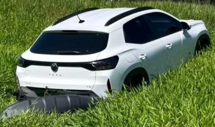 Carro foi parar em área de vegetação após bater em outro veículo.