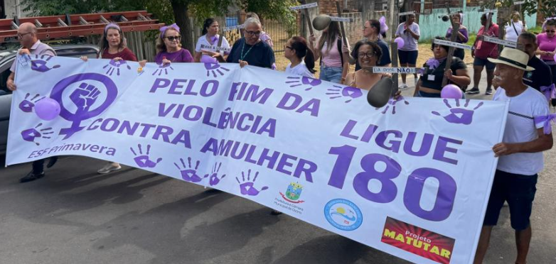 Caminhada em combate à violência contra à mulher reúne dezenas de pessoas
