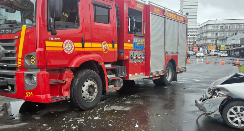 Caminhão dos Bombeiros se envolve em acidente