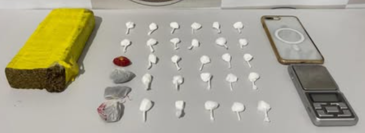 Ação em Osório apreendeu objetos e mais de 30 porções de drogas.