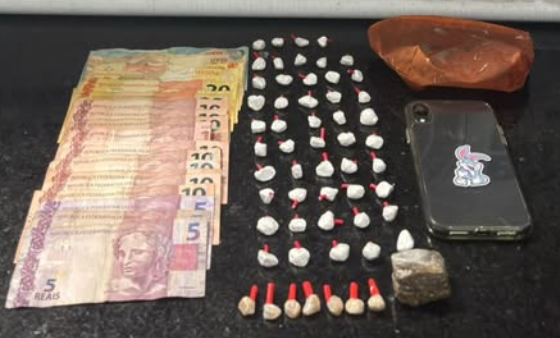 Homem foi preso em Pinhal com dinheiro, celular e entorpecentes.