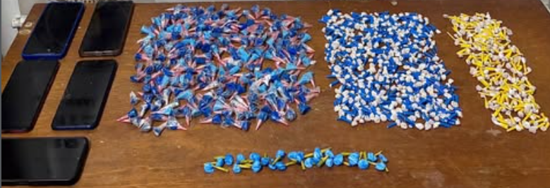 Trio foi preso em Pinhal com celulares e mais de 700 porções de drogas.