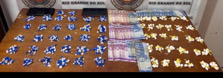 Ação em Magistério apreendeu dinheiro, celulares e 561 porções de drogas.