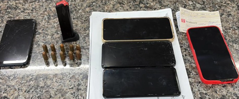Homens foram detidos em posse de arma, munições e celulares.