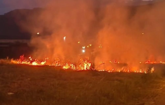 Fogo atingiu campo na Rua Ceci Bastos, no bairro Glória.