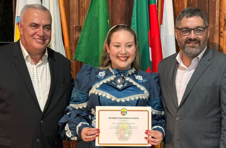 Prefeito em Exercício Ed, prenda Isabella e secretário Vagner.